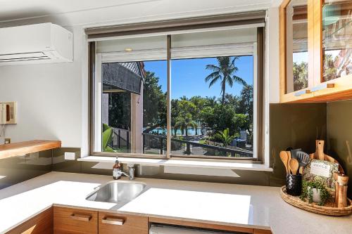 Gallery image of Montipora Unit 3 - In the heart of Airlie, wi-fi and Netflix in Airlie Beach