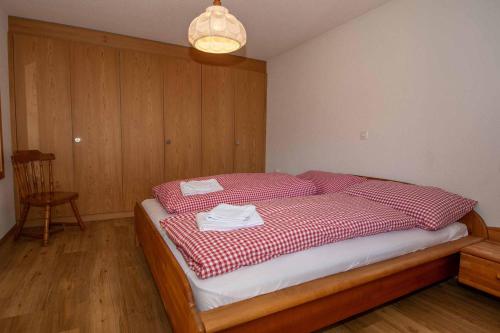 מיטה או מיטות בחדר ב-Ferienwohnung Senggi