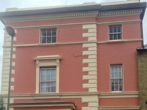 un edificio rojo con ventanas y luz de la calle en Spring Garden Guest House, en Gosport