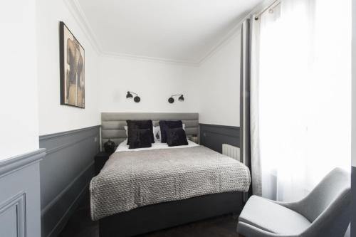 パリにあるBlack Pearlのベッドルーム1室(ベッド1台、椅子付)