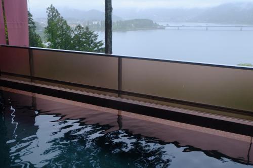 a pool of water in front of a building at Rakuyu in Fujikawaguchiko