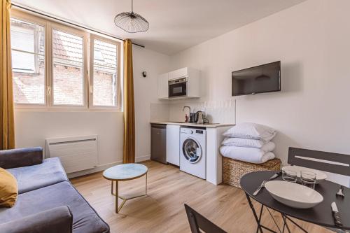 un salon avec un canapé et une table dans l'établissement Reims - City Center - Cathédrale - FORUM, à Reims