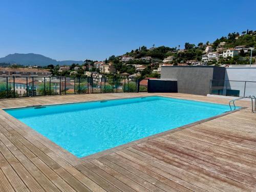 une piscine sur le toit d'une maison dans l'établissement absolu cœur dans une residence standing, à Mandelieu-la-Napoule