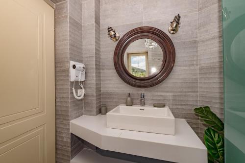 Koupelna v ubytování ZANTE SOLEIL - HIGH-END STONE VILLA WITH SWIMMING POOL