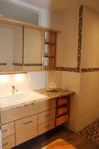 a bathroom with a sink and a mirror at Gut Mitterlehen in Elsbethen