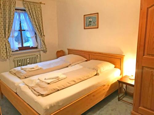 アシャウ・イム・キームガウにあるGschwendtnerhof App5 Pätzigのベッドルーム1室(木製ベッド1台、窓付)