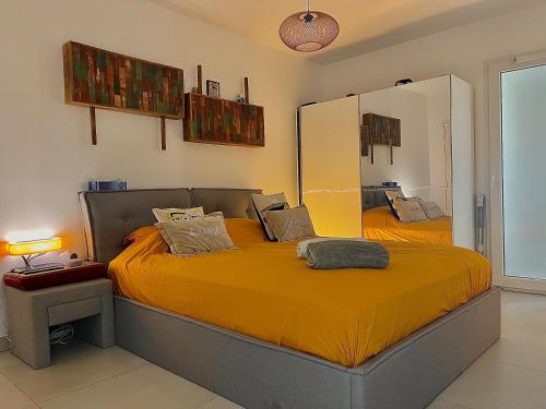 - une chambre avec un lit et un grand miroir dans l'établissement absolu cœur dans une residence standing, à Mandelieu-la-Napoule