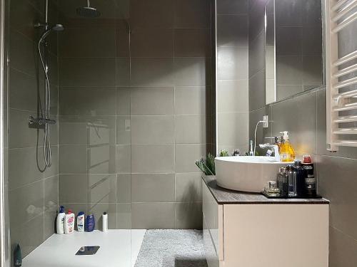 une salle de bain avec un lavabo et une douche dans l'établissement absolu cœur dans une residence standing, à Mandelieu-la-Napoule