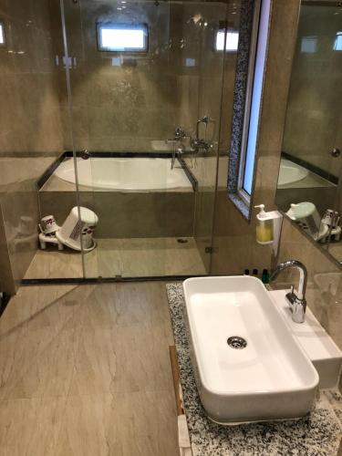 W łazience znajduje się umywalka i prysznic. w obiekcie DESI THATH RESORT w mieście Alwar