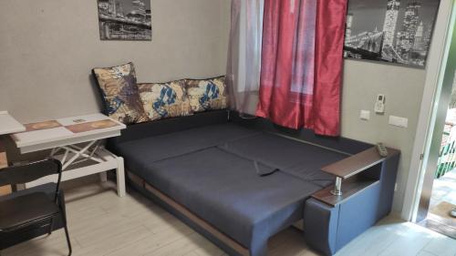 Cama pequeña en habitación con ventana en Квартира на Дерибасовcкой, en Odessa