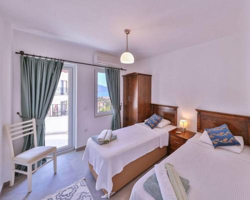 カシュにあるBraeside Apartmentのベッドが2つと窓があるホテルの部屋