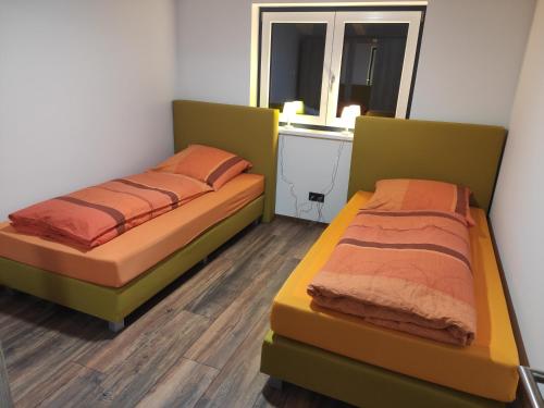 En eller flere senger på et rom på Ferienwohnungen Graßmann