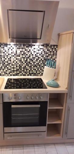 a kitchen with a stove top oven in a kitchen at Playa Baltis Międzyzdroje Apartament Katharina in Międzyzdroje