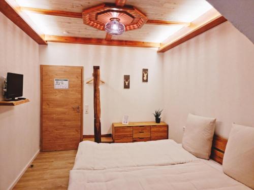 a bedroom with a bed and a ceiling at Wirtshaus Zum Lowen in Steinenbronn