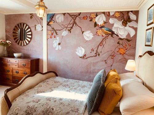 ein Schlafzimmer mit einem Bett mit einer Blumenwand in der Unterkunft The beach cottage in Folkestone