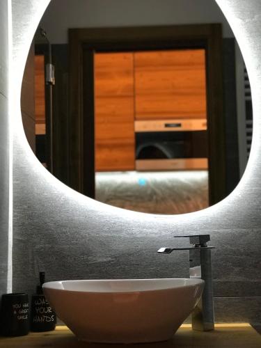 un baño con lavabo y espejo en Cozy studio apartment (110), en Breuil-Cervinia