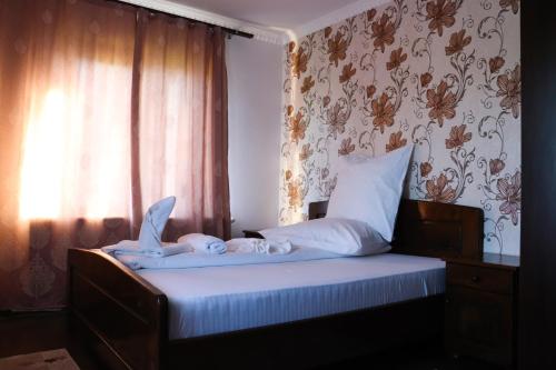 Een bed of bedden in een kamer bij Conacul Lupilor