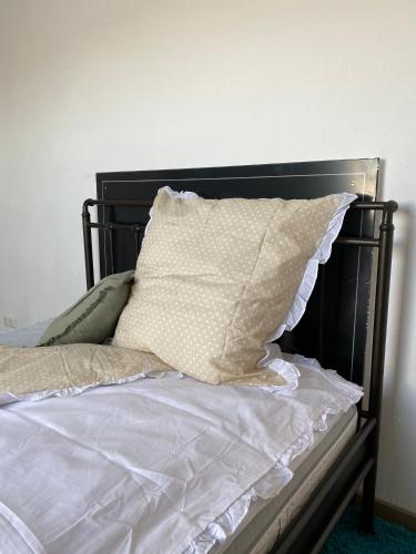 Ένα ή περισσότερα κρεβάτια σε δωμάτιο στο Maisonette Eifel, mit Sauna und Whirlpool