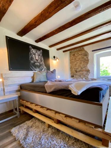 Ένα ή περισσότερα κρεβάτια σε δωμάτιο στο Maisonette Eifel, mit Sauna und Whirlpool