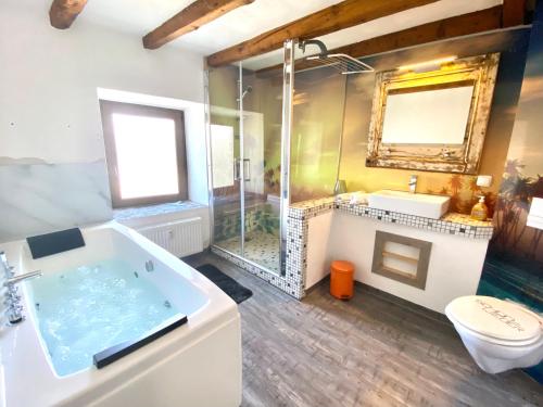 Kupatilo u objektu Maisonette Eifel, mit Sauna und Whirlpool