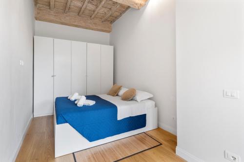 - une chambre avec un lit bleu et blanc dans l'établissement Teatro della Pergola Apartment, à Florence