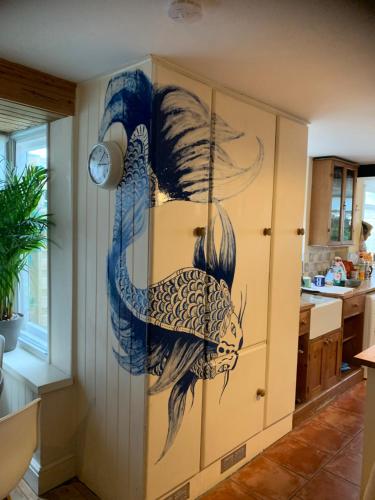 ein Bild eines Fisches auf einem Küchenschrank in der Unterkunft The beach cottage in Folkestone