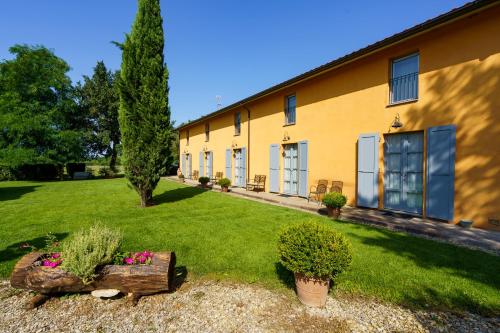 a house with a yard with flowers and plants at La Scuderia Casa Vacanze in San Zeno