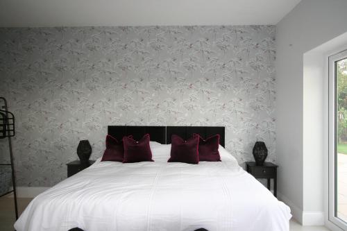 A bed or beds in a room at Crossing Cottage sleeps 6 with private parking,ideal for contractors , Newark