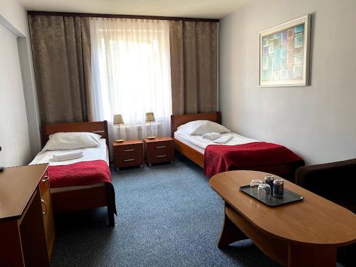 Ένα ή περισσότερα κρεβάτια σε δωμάτιο στο Obiekt "Czarny Rycerz"