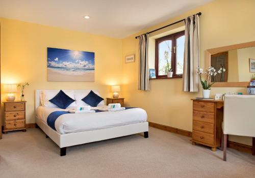 Un dormitorio con una cama grande y una ventana en The Studio, en Callington