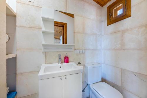 A bathroom at Biniaco