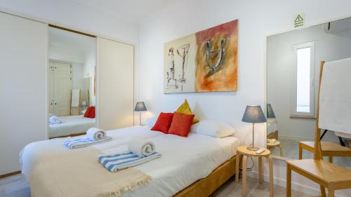 ファロにある3 Bed Holiday Home Lakeside Village Quinta Do Lagoのベッドルーム1室(大型ベッド1台、タオル付)
