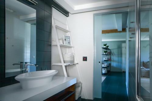 ein Badezimmer mit einem weißen Waschbecken und einem Spiegel in der Unterkunft Hermann View Apartment in Tallinn