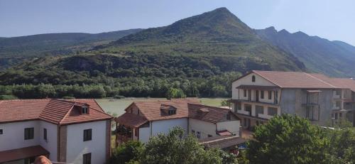 um grupo de casas em frente a uma montanha em Davit batoni Guest house em Mtskheta