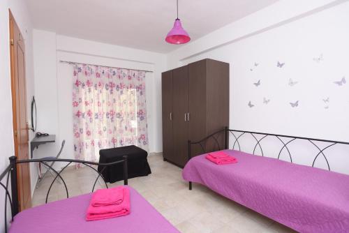 Luxury Villas Polychrono tesisinde bir odada yatak veya yataklar