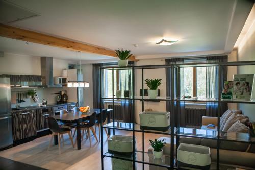 Ruang duduk di Hermann View Apartment