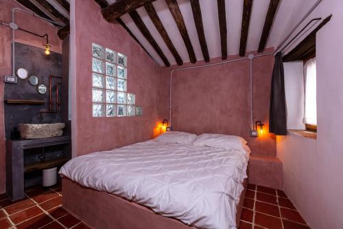 um quarto com uma cama grande num quarto vermelho em NATURA rooms&sport BIKEACTIVITY ASD-APS em Finale Ligure