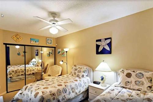1 dormitorio con 2 camas y ventilador de techo en Pelican Pointe by Meyer Vacation Rentals, en Orange Beach