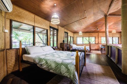 una camera con un letto in una stanza con finestre di Getaways at Byfield a Byfield