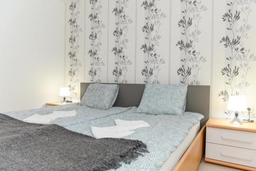 索科矿泉村Panorama Lux的一间卧室,床上有两双白鞋