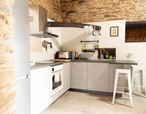 uma pequena cozinha com um balcão e um fogão em Finca Eiras em Lugo