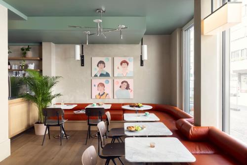 a dining room with a couch and a table at Schwan Locke in Munich