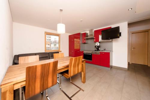 Chasa Sulai Appartementsにあるキッチンまたは簡易キッチン