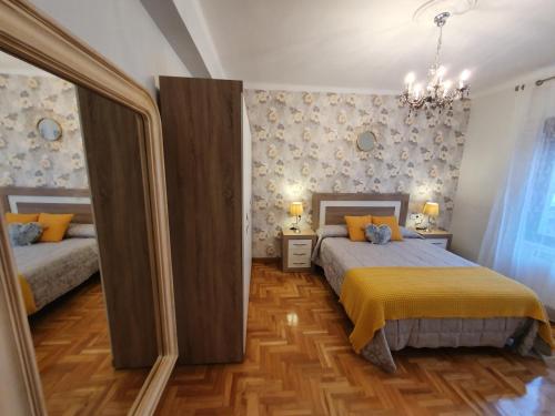 En eller flere senge i et værelse på JasJosé Centro - La elegancia de la cadena Jasjosé