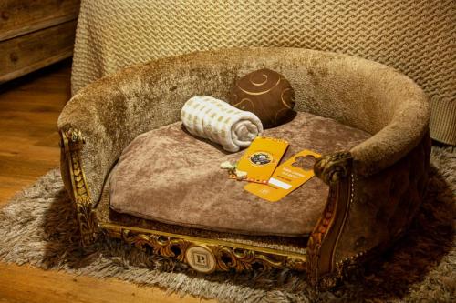 a dog bed sitting on top of a floor at Petit Casa da Montanha in Gramado