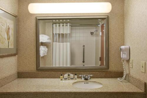 Ванная комната в Wingate by Wyndham Charlotte Airport