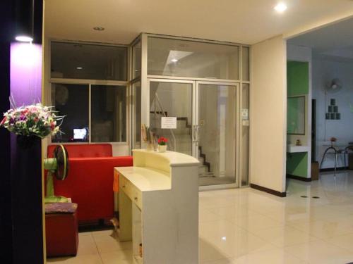 - un hall avec un canapé rouge dans un bâtiment dans l'établissement The CK Residence Pattaya, à Pattaya