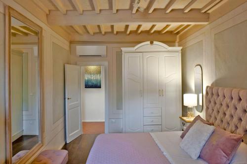 ein Schlafzimmer mit einem Bett und einer Decke in der Unterkunft Ginevra Suite in Cortona