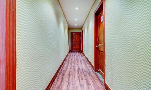 an empty hallway with a door and a hallwayngth at Itsy Hotels Aasma Luxury Villa in Bhubaneshwar