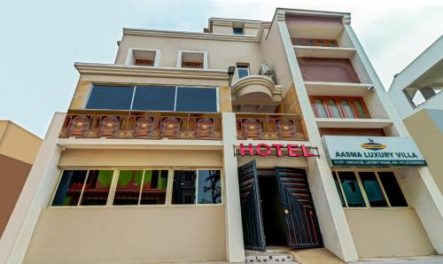 un edificio con una señal de hotel delante de él en Itsy By Treebo - Aasma Luxury Villa en Bhubaneshwar
